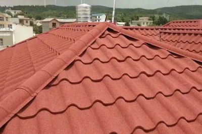 為什么屋頂用金屬彩石瓦更能經(jīng)久耐用？